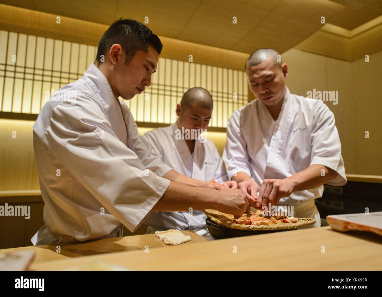 La préparation de crabe à un restaurant de sushi omakase Banque D'Images