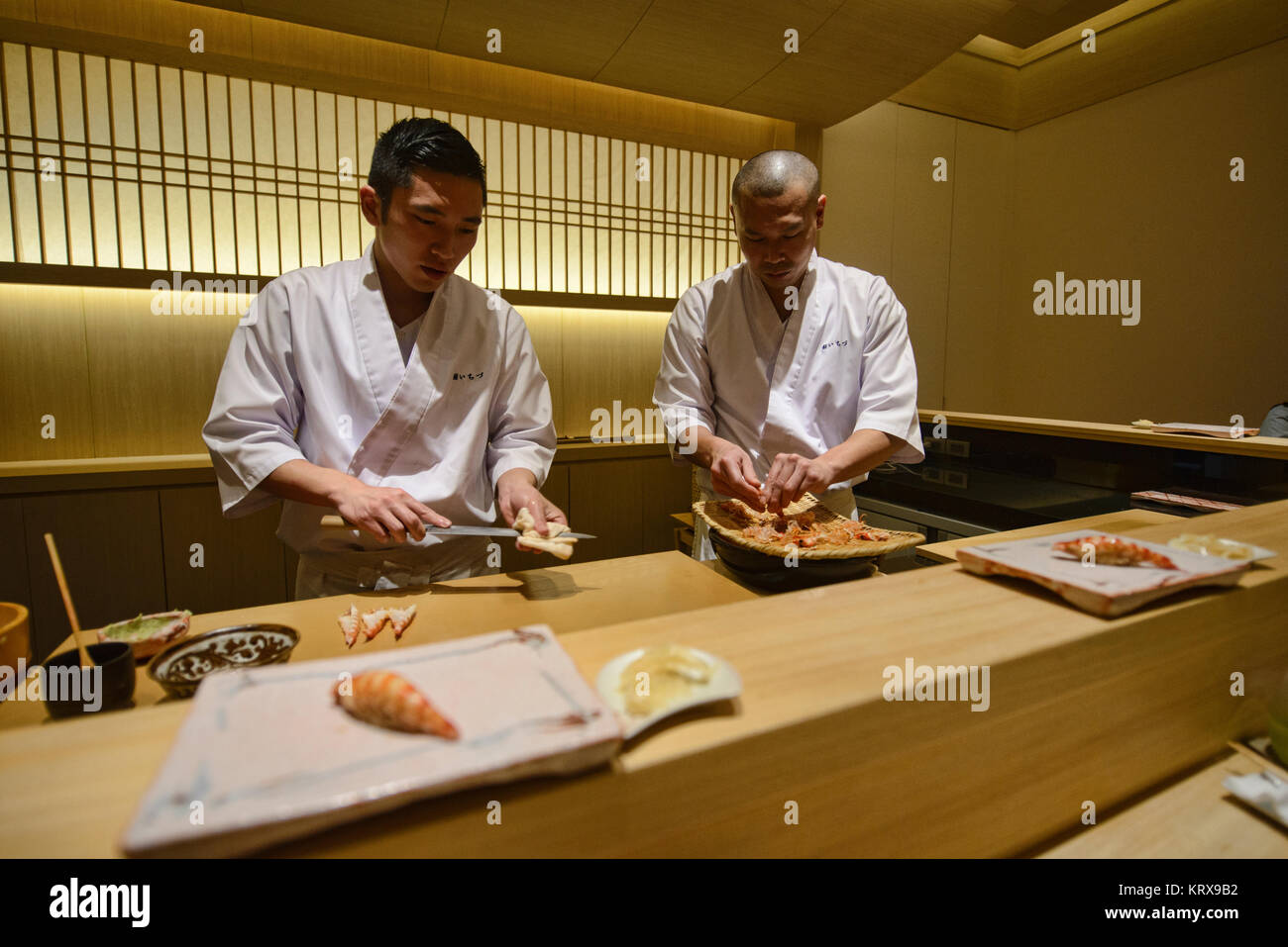 Chef de la préparation de crevettes (EBI) sushi à un restaurant de sushi omakase Banque D'Images