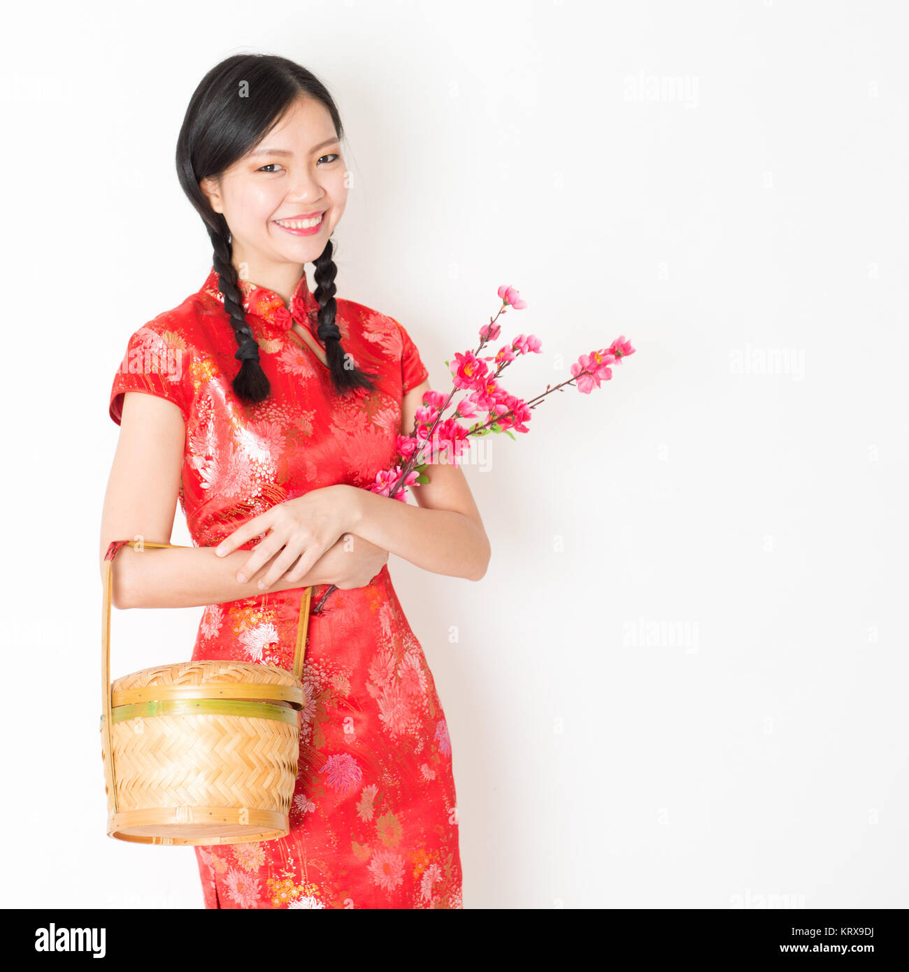 Femme orientale en rouge panier cadeau cheongsam holding Banque D'Images