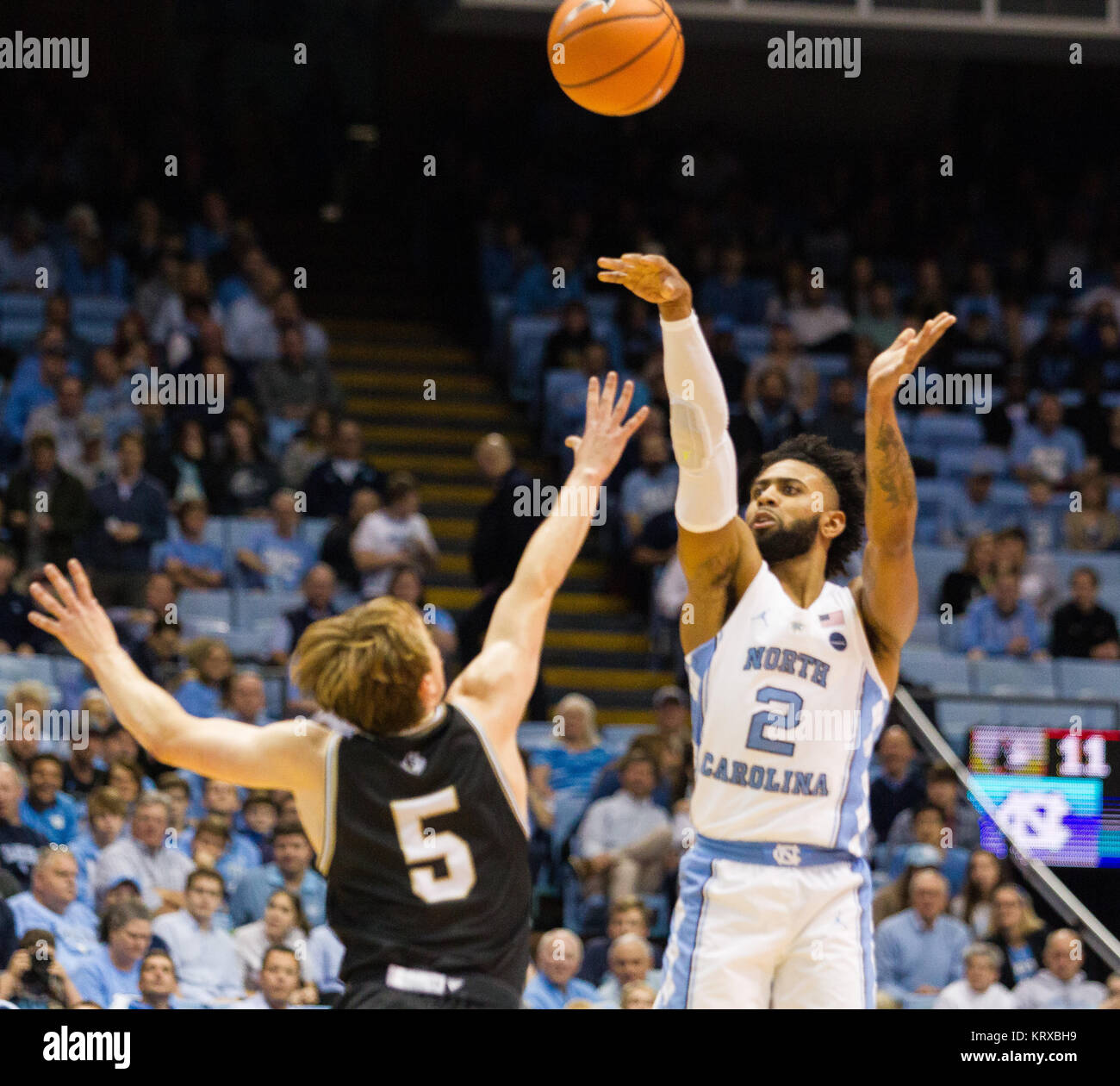 Chapel Hill, NC, USA. Déc 20, 2017. Garde côtière de Caroline du Nord Joel Berry II (2) tire plus de Wofford guard Storm Murphy (5) dans le match de basket-ball de NCAA à Dean Smith Center à Chapel Hill, NC. (Scott Kinser/Cal Sport Media) Credit : csm/Alamy Live News Banque D'Images