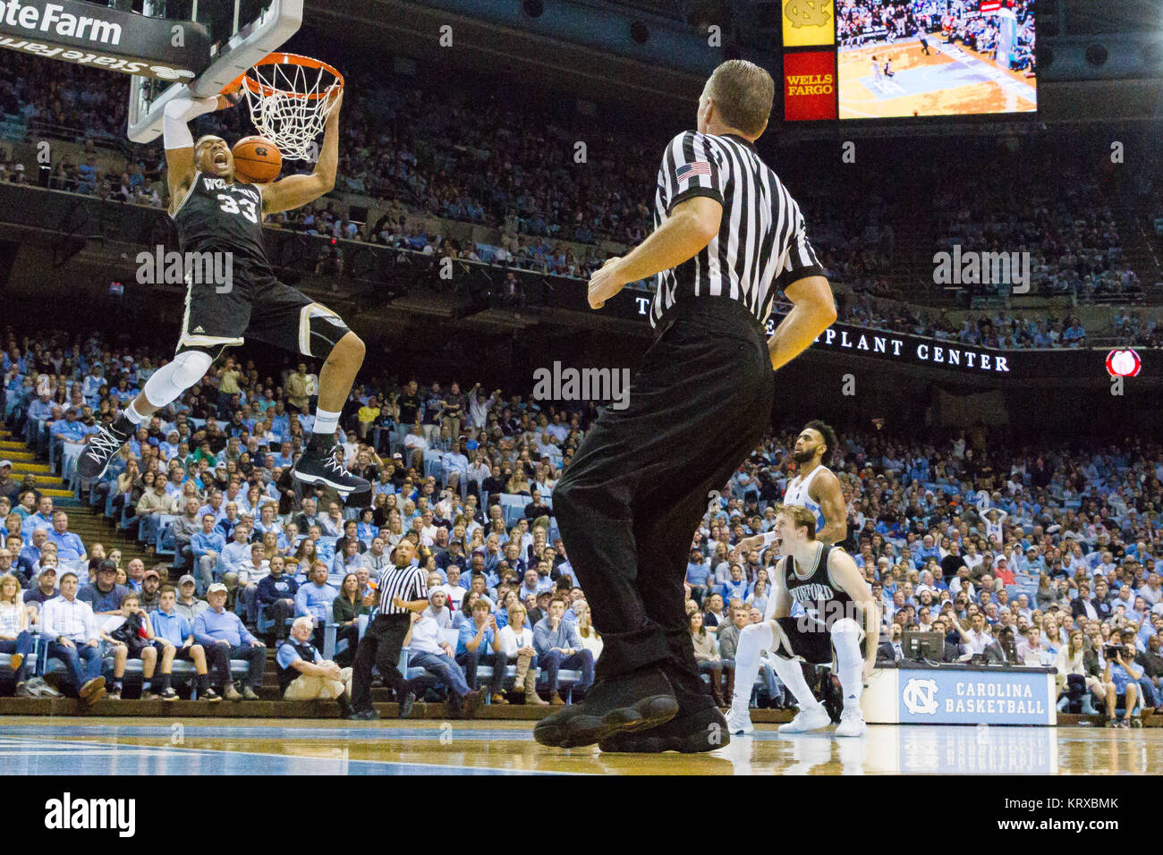 Chapel Hill, NC, USA. Déc 20, 2017. Wofford avant Cameron Jackson (33) dunks dans le match de basket-ball de NCAA à Dean Smith Center à Chapel Hill, NC. (Scott Kinser/Cal Sport Media) Credit : csm/Alamy Live News Banque D'Images