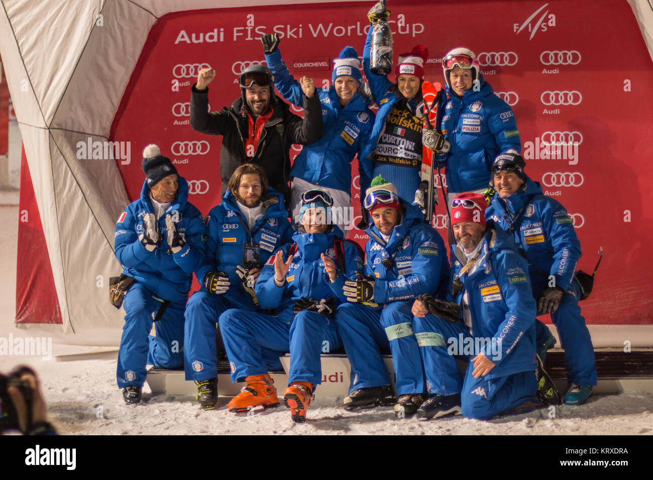 L'équipe de ski italienne heureux après le grand podium résultats d'Irene Curtoni et Manuela Moelgg à Courchevel Slalom géant et slalom parallèle valable dès le pour Audi Coupe du Monde de Ski Alpin Fis 2017 / 2018 Banque D'Images