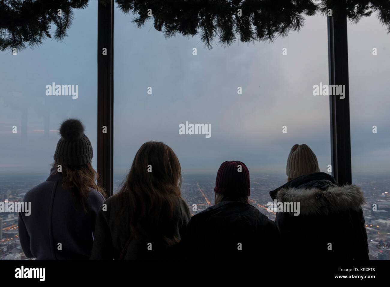 Chicago, USA. 21 décembre 2017. Météo. Les membres du public se rassemblent pour regarder le lever du soleil à partir de la chambre 360 Chicago, une plate-forme d'observation populaire sur la 94e étage de la John Hancock Building skyscraper. Le lever du soleil marque deux premier jour de l'hiver sur le solstice d'astronomie sur le jour le plus court de l'année. Crédit : Stephen Chung / Alamy Live News Banque D'Images