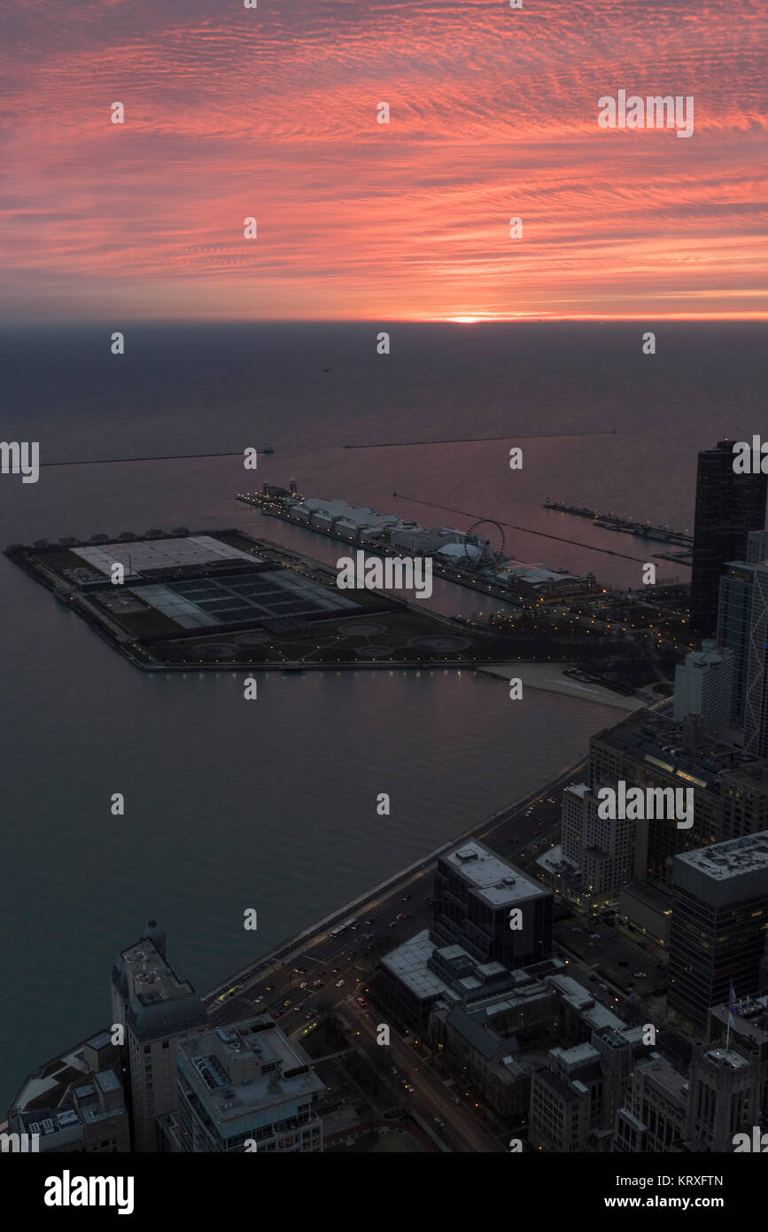 Chicago, USA. 21 décembre 2017. Météo. Lever du soleil à partir de la chambre 360 Chicago, une plate-forme d'observation populaire sur la 94e étage de la John Hancock Building skyscraper. Le lever du soleil marque deux premier jour de l'hiver sur le solstice d'astronomie sur le jour le plus court de l'année. Crédit : Stephen Chung / Alamy Live News Banque D'Images