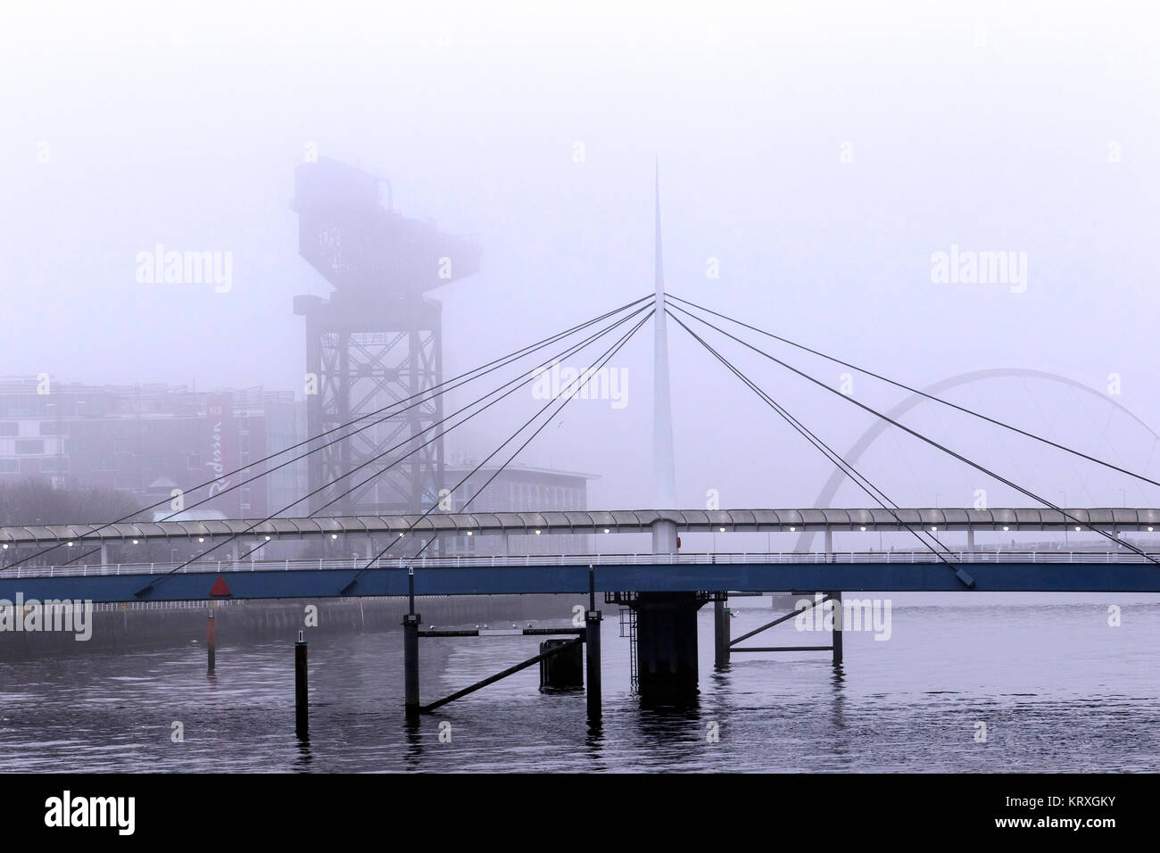 Glasgow, Ecosse, Royaume-Uni. Dec 21, 2017. Le jour le plus court de l'année, les températures dans la région de Glasgow est tombé à zéro, causant de lourds du brouillard givrant en particulier sur la rivière Clyde à Pacific Quay et cloches Bridge et effacer la visibilité était réduite à quelques centaines de mètres Crédit : Findlay/Alamy Live News Banque D'Images