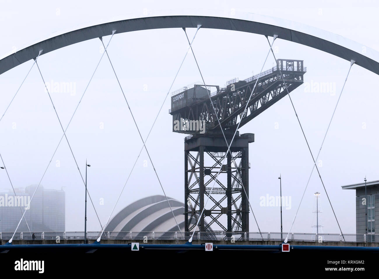 Glasgow, Ecosse, Royaume-Uni. Dec 21, 2017. Le jour le plus court de l'année, les températures dans la région de Glasgow est tombé à zéro, causant de lourds du brouillard givrant en particulier sur la rivière Clyde à Pacific Quay et cloches Bridge et effacer la visibilité était réduite à quelques centaines de mètres Crédit : Findlay/Alamy Live News Banque D'Images