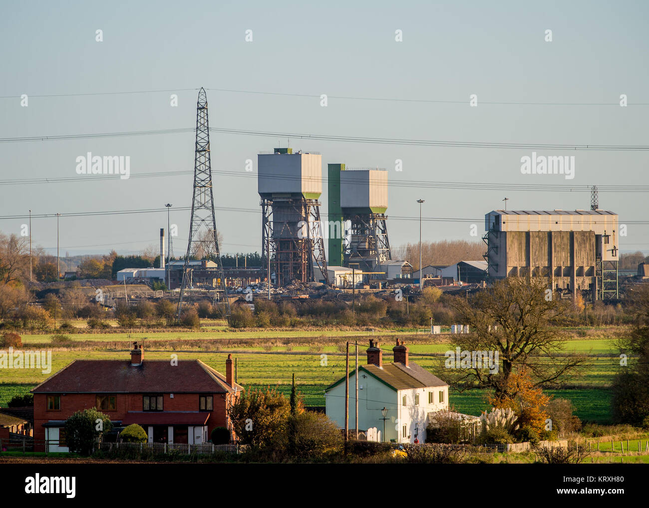 Kellingley, North Yorkshire, UK. 10 Nov, 2017. La dernière mine de charbon profondes tout, qui a été arrêté au Royaume-Uni, a eu une de ses tours du pignon de l'arbre d'exploser et démoli Crédit : Charlotte Graham/ZUMA/Alamy Fil Live News Banque D'Images