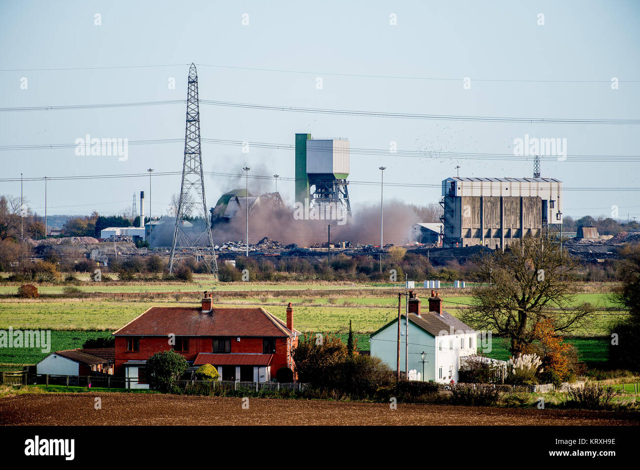 Kellingley, North Yorkshire, UK. 10 Nov, 2017. La dernière mine de charbon profondes tout, qui a été arrêté au Royaume-Uni, a eu une de ses tours du pignon de l'arbre d'exploser et démoli Crédit : Charlotte Graham/ZUMA/Alamy Fil Live News Banque D'Images