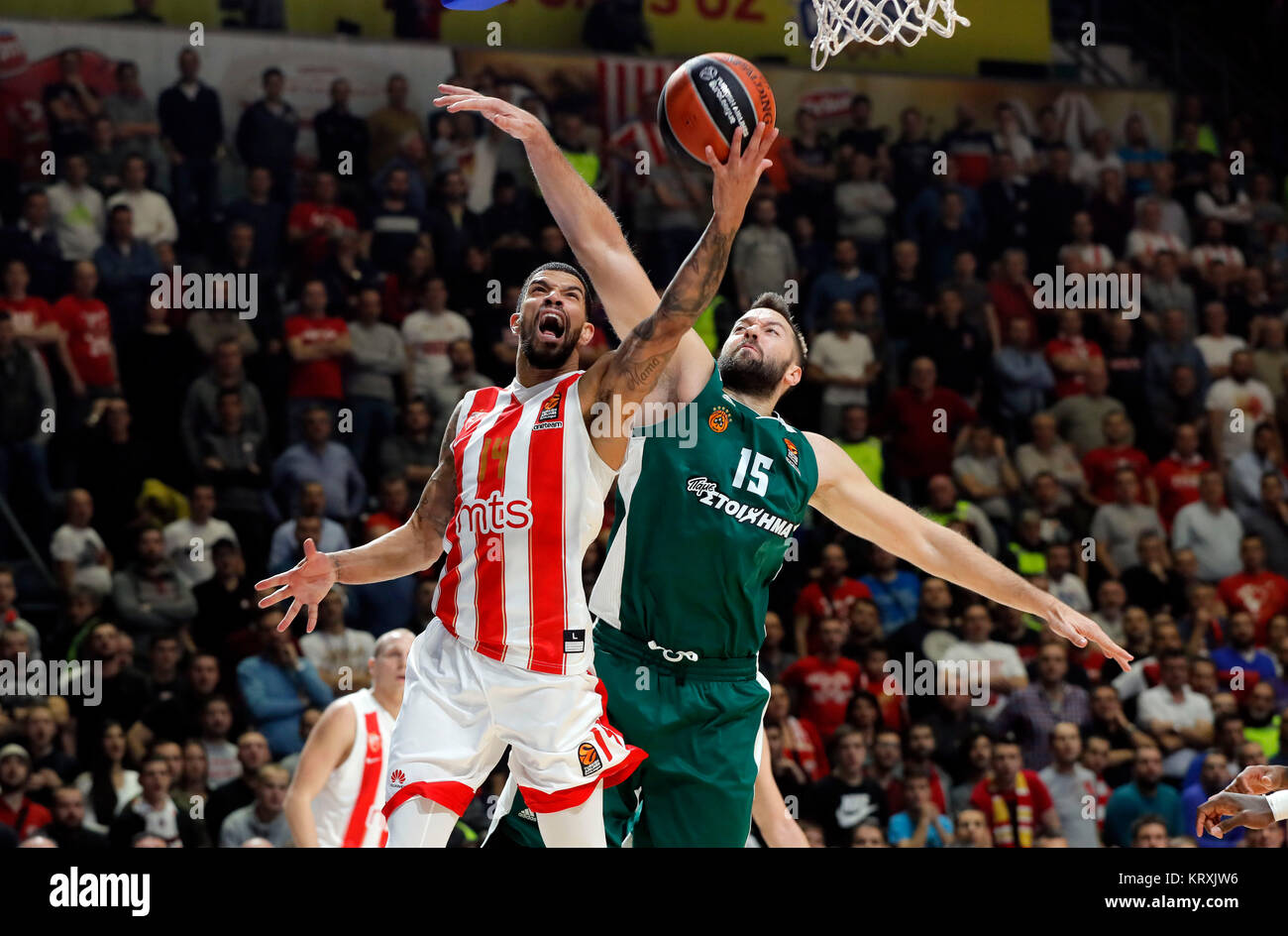 Belgrade, Serbie. Dec 21, 2017. Stade Crvena Zvezda James du Feldeine (L) rivalise avec Panathinaikos' Ian Vougioukas au cours des rondes 14 Euroligue de basket-ball match entre Stade Crvena Zvezda et Panathinaikos à Belgrade, en Serbie, le 21 décembre 2017. Panathinaikos a gagné 69-63. Credit : Predrag Milosavljevic/Xinhua/Alamy Live News Banque D'Images