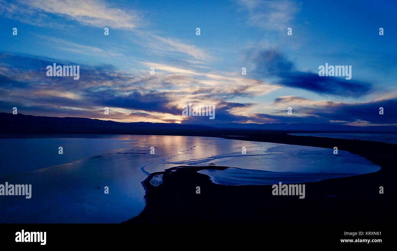 Xining. Dec 21, 2017. Photos prises le 21 décembre 2017 montre le coucher du soleil au-dessus de l'éclat du lac Qinghai, le plus grand lac intérieur et le plus grand lac d'eau salée, dans le nord-ouest de la province de Qinghai. Credit : Jia Haiyuan/Xinhua/Alamy Live News Banque D'Images