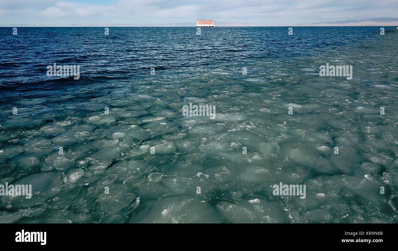 Xining. Dec 21, 2017. Photos prises le 21 décembre 2017 présente le Lac Qinghai congelé, le plus grand lac intérieur et le plus grand lac d'eau salée, dans le nord-ouest de la province de Qinghai. Credit : Jia Haiyuan/Xinhua/Alamy Live News Banque D'Images