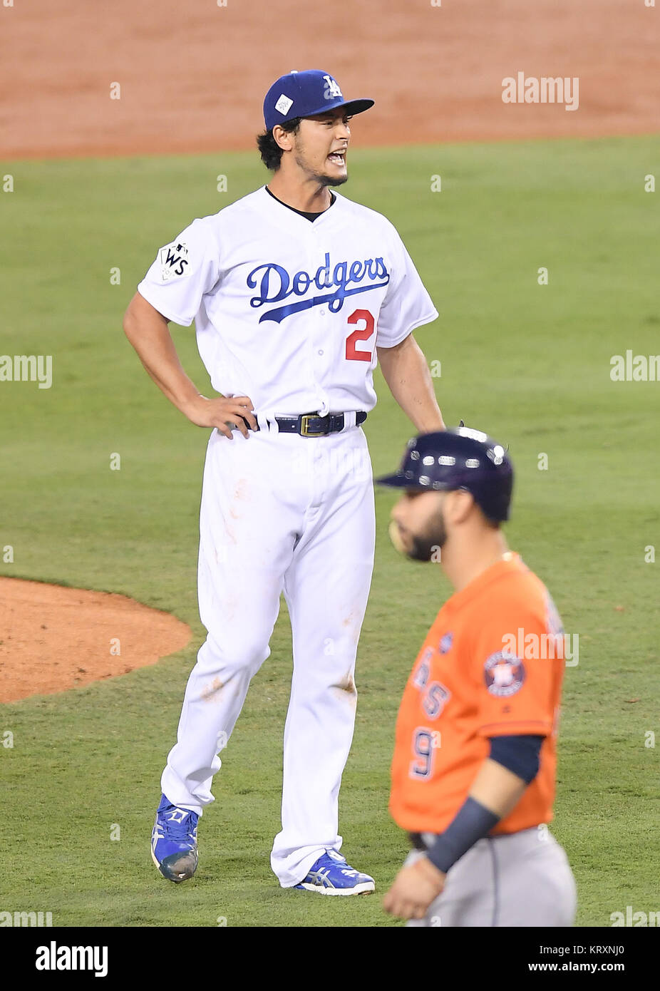 Los Angeles, Californie, USA. 1er novembre 2017. Yu Darvish (MLB) Dodgers : lanceur partant des Dodgers de Los Angeles, Yu Darvish réagit après l'octroi d'un deux-dans la deuxième manche que Marwin Gonzalez des Astros de Houston qui a marqué est vu dans l'avant-plan pendant la partie 7 de la Major League Baseball's World Series au Dodger Stadium à Los Angeles, California, United States . Credit : AFLO/Alamy Live News Banque D'Images