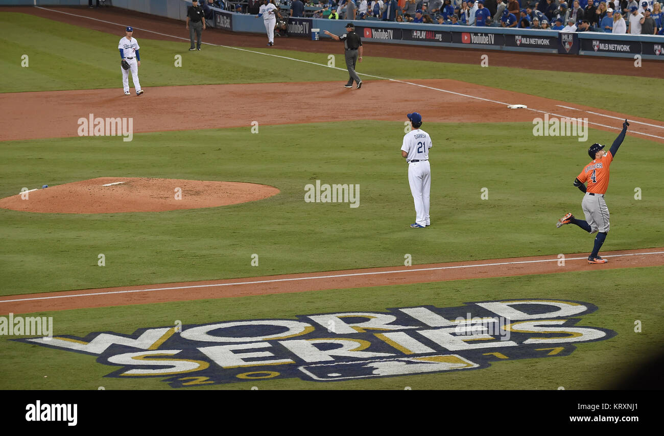 Los Angeles, Californie, USA. 1er novembre 2017. Yu Darvish (MLB) Dodgers : lanceur partant des Dodgers de Los Angeles, Yu Darvish semble déprimé après avoir abandonné un deux-à George Springer des Astros de Houston qui s'exécute à l'accueil plaque dans la deuxième manche au cours de Match 7 de la Major League Baseball's World Series au Dodger Stadium à Los Angeles, California, United States . Credit : AFLO/Alamy Live News Banque D'Images