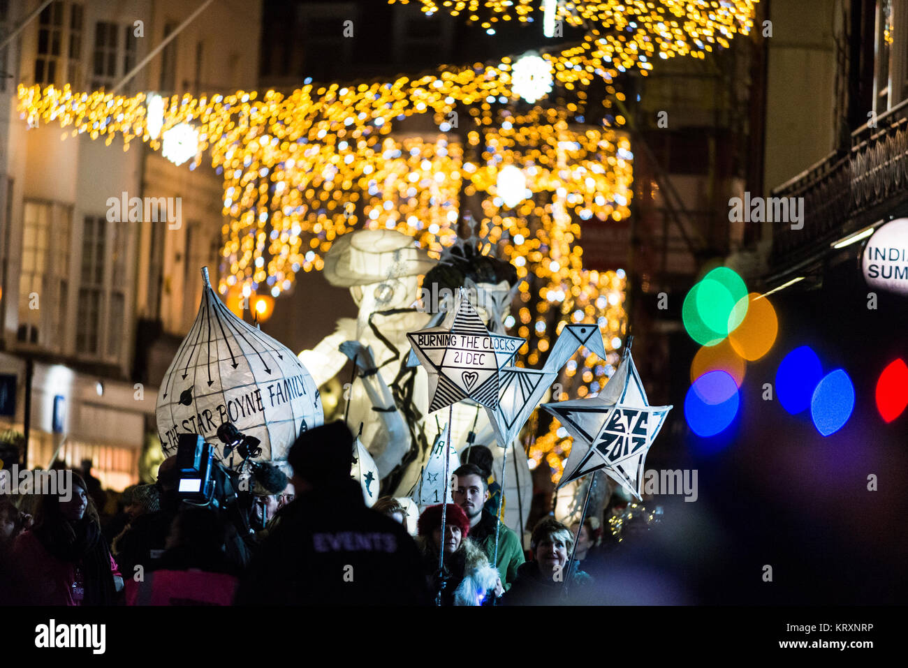 Brighton, Angleterre, Royaume-Uni. Dec 21, 2017. Brighton, East Sussex. 21 décembre 2017. La gravure des horloges parade. La manifestation, organisée par l'organisation des arts communautaires même ciel, marque le jour le plus court de l'année, le solstice d'hiver. Le défilé, avec des centaines de participants chaque avec lanternes illuminées, passe à travers les rues du centre de Brighton et se termine par un incendie sur le front. Credit : Francesca Moore/Alamy Live News Banque D'Images