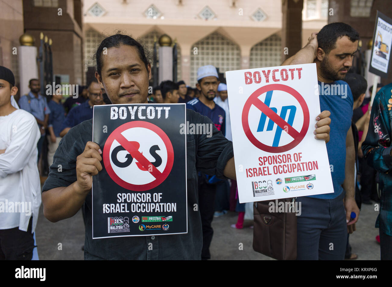 Kuala Lumpur, Malaisie. Dec 22, 2017. Homme muslilm malaisien est titulaire d'un boycott des piquets HP lors de la solidarité dans la mosquée de Putrajaya, Malaisie le 22 décembre 2017. Des centaines de personnes se réunissent à la mosquée de Putrajaya sur Washington's controversée de reconnaître Jérusalem comme capitale d'Israël. Crédit : Chris Jung/ZUMA/Alamy Fil Live News Banque D'Images