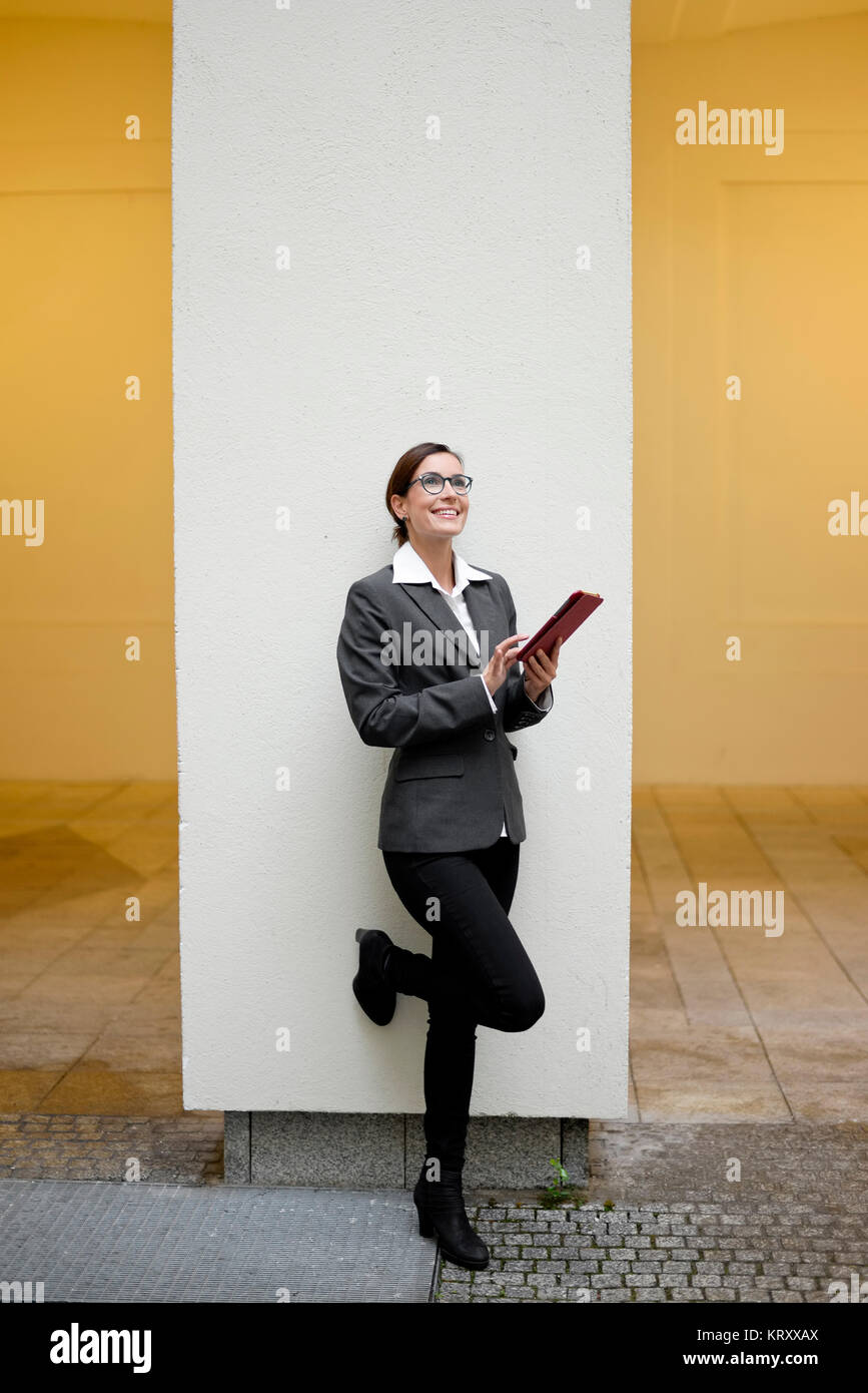 Businesswoman with digital tablet Banque D'Images