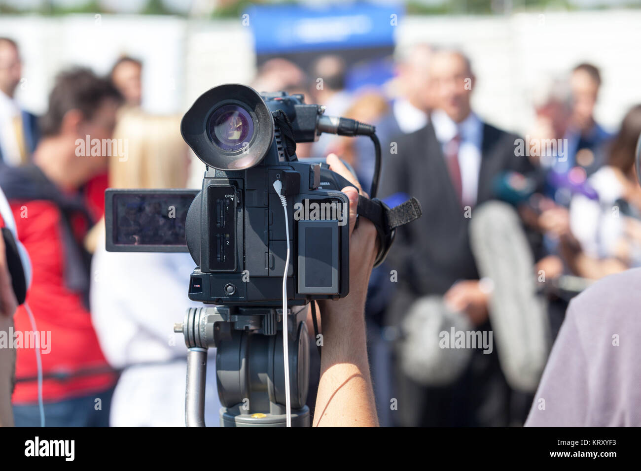 Conférence de presse de filmer avec une caméra vidéo Banque D'Images