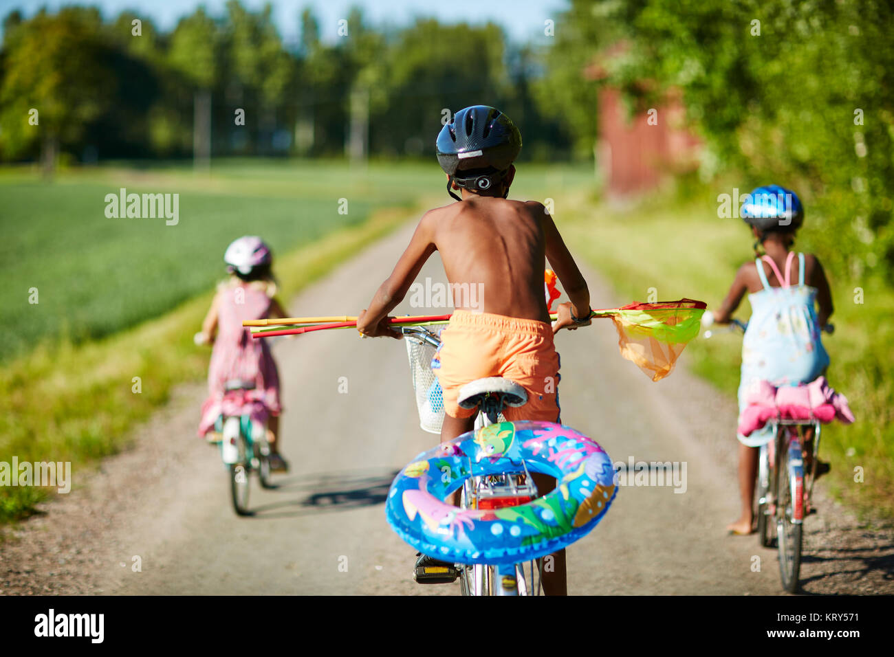 Les enfants à vélo sur une route rurale à Gullspang, Suède Banque D'Images