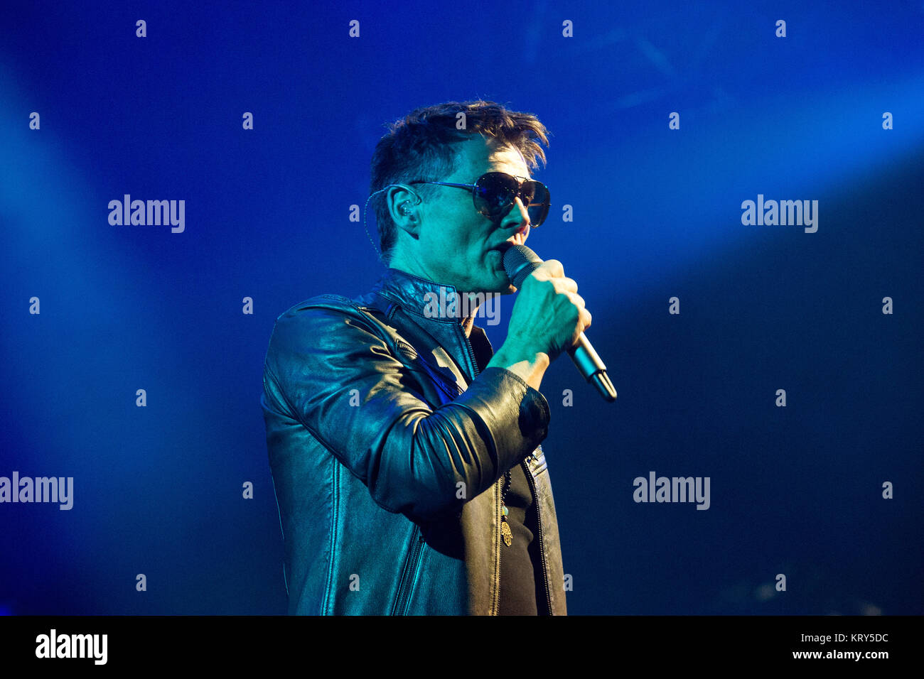 Le groupe pop-rock norvégien A-ha effectue un concert live à Oslo Spektrum  d'Oslo. Ici, chanteuse et compositrice Morten Harket est vu sur scène. La  Norvège, 30/04 2016 Photo Stock - Alamy