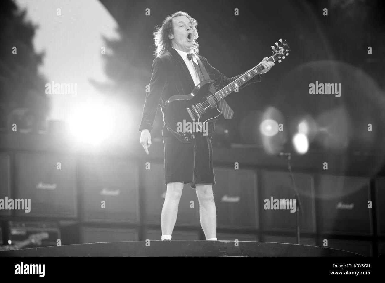 Le groupe de rock australien AC/DC effectue un concert live à Valle Hovin Stadion à Oslo dans le cadre de la roche ou buste World Tour 2015. Ici le guitariste Angus Young vu sur scène. La Norvège, 17/07 2015. Banque D'Images