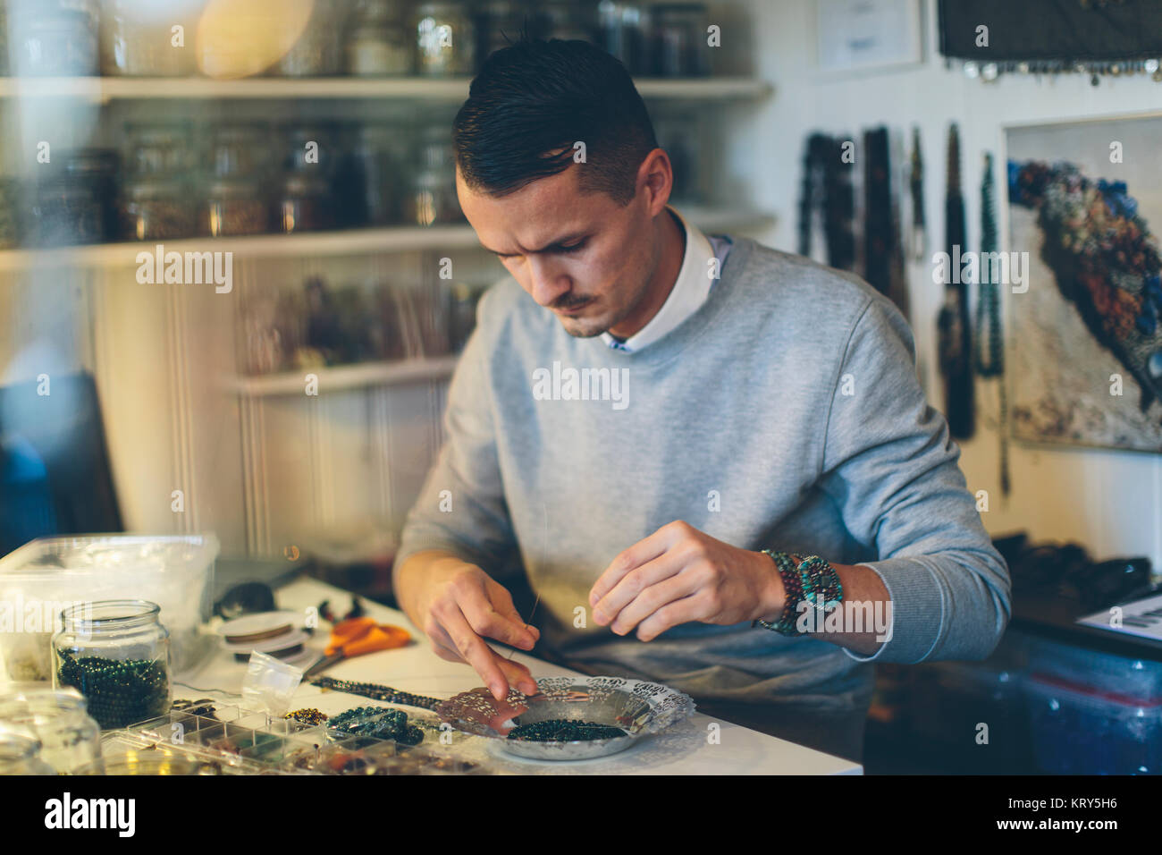 Un homme faire bijoux en perles Banque D'Images