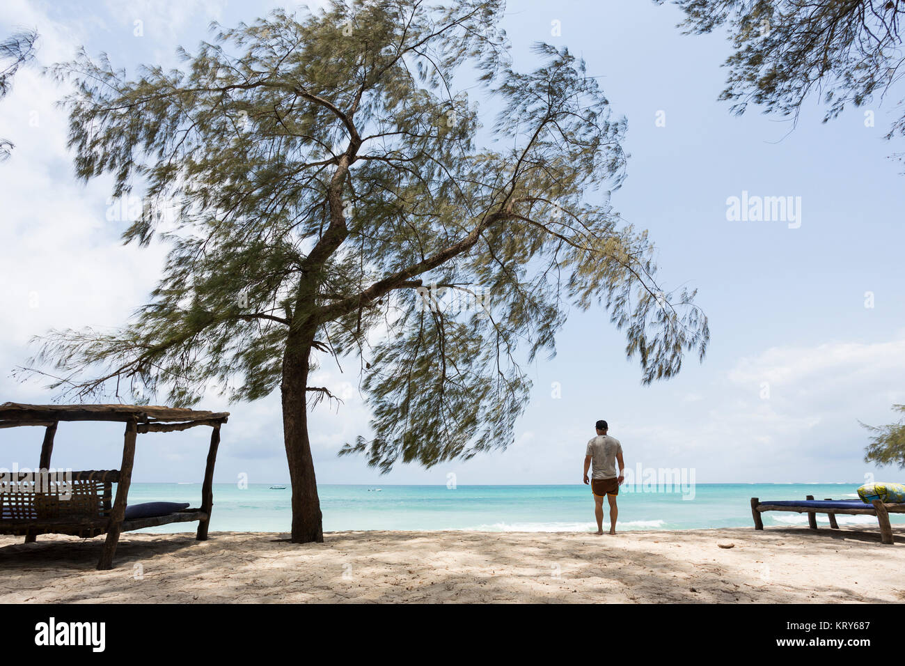 Homme debout sur la plage de Diani, Kenya Banque D'Images