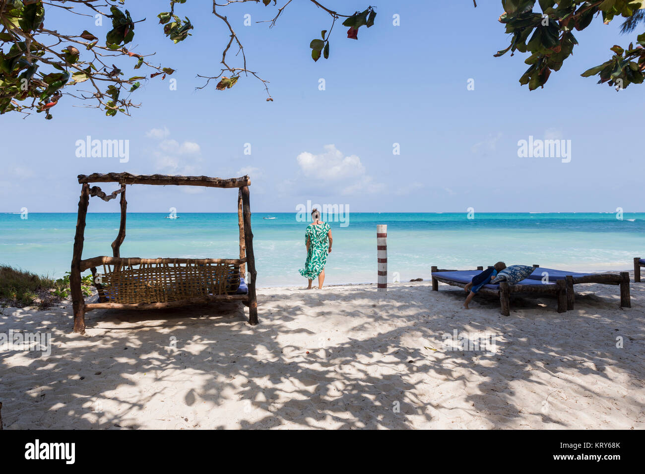 Femme Debout Sur La Plage De Diani Kenya Banque Dimages