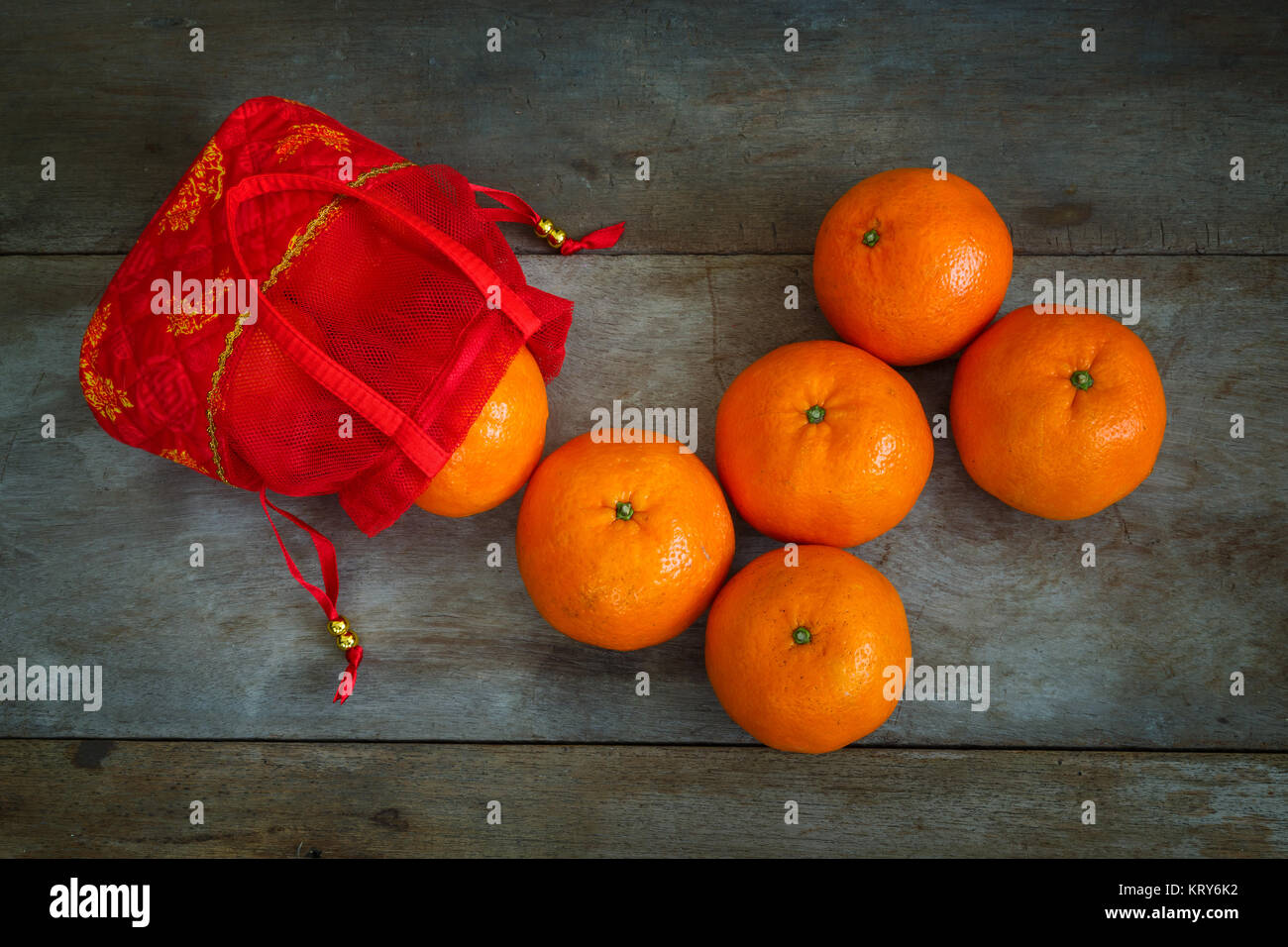 Les oranges avec une pochette rouge Préparé pour le Nouvel An chinois Banque D'Images