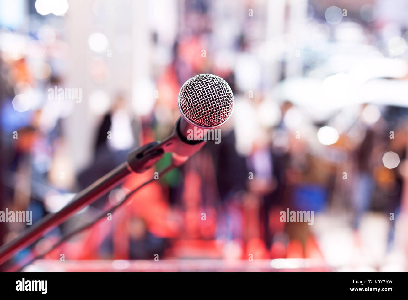 Microphone dans l'accent contre public trouble Banque D'Images