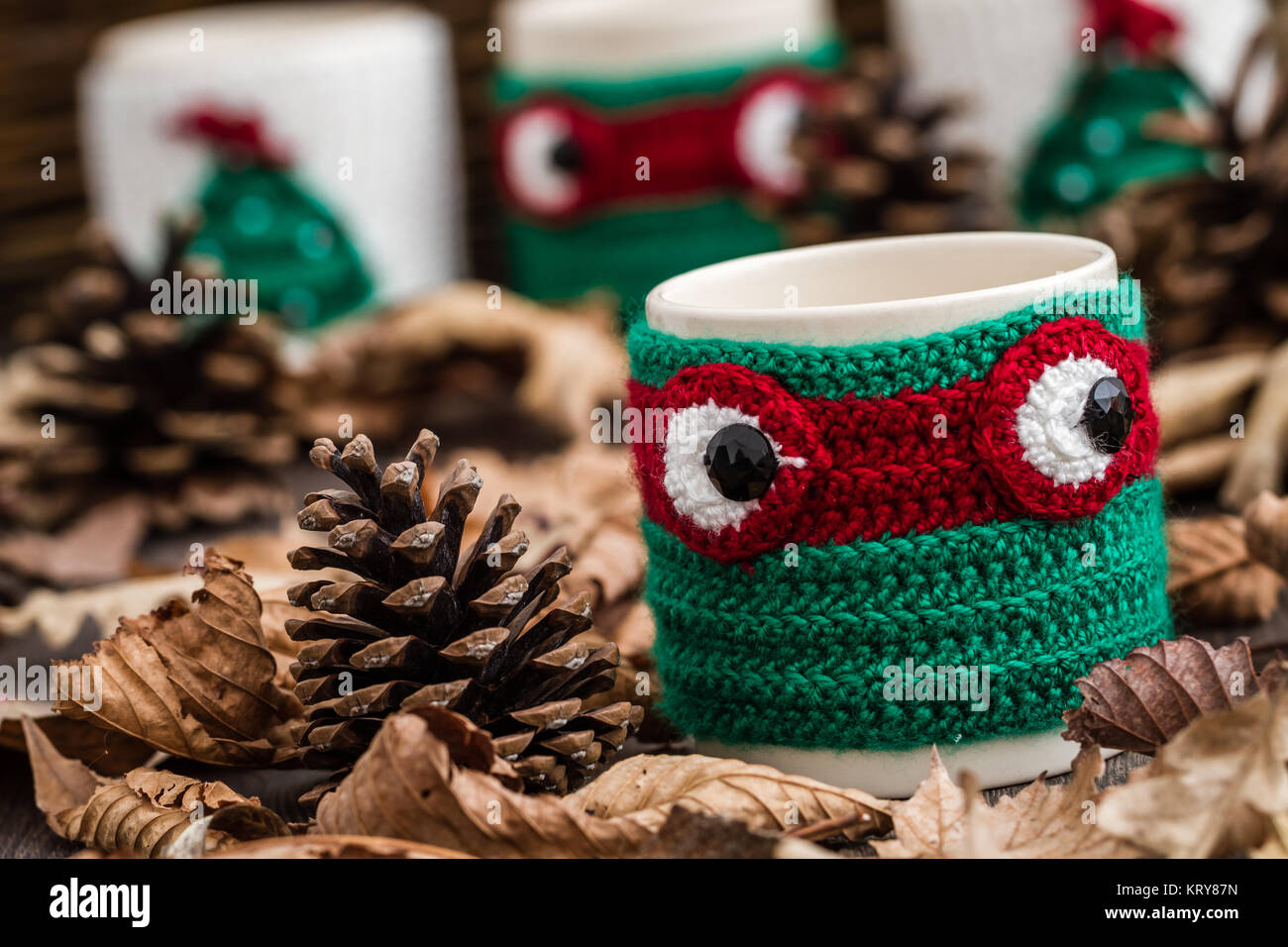 Les mitaines, tricotées en tasses décorées pour Noël Banque D'Images