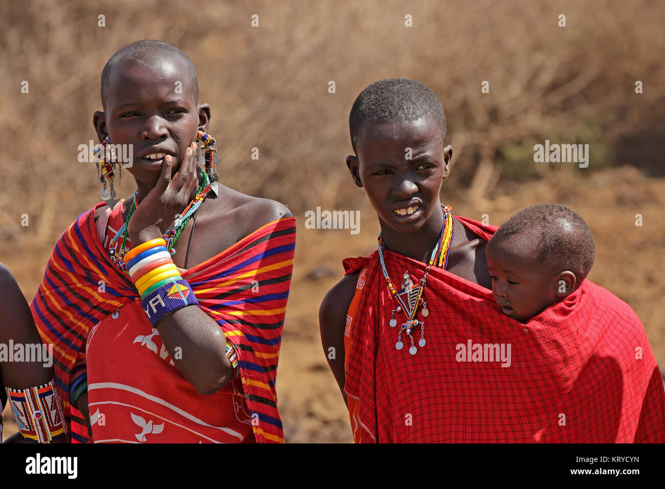 AMBOSELI, KENYA - 31 août 2013 : Portrait de femme et enfant Masaï non identifiés avec les décorations traditionnelles et colorées de vêtements rouge. Banque D'Images