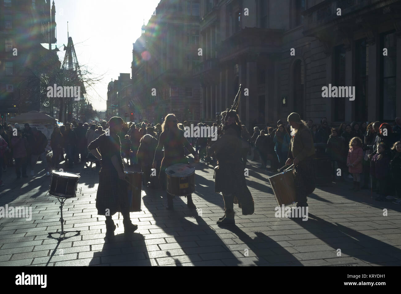 dh Buchanan Street GLASGOW SCOTLAND Performers crow Drummers and performances des jeux de barres puper busker Banque D'Images