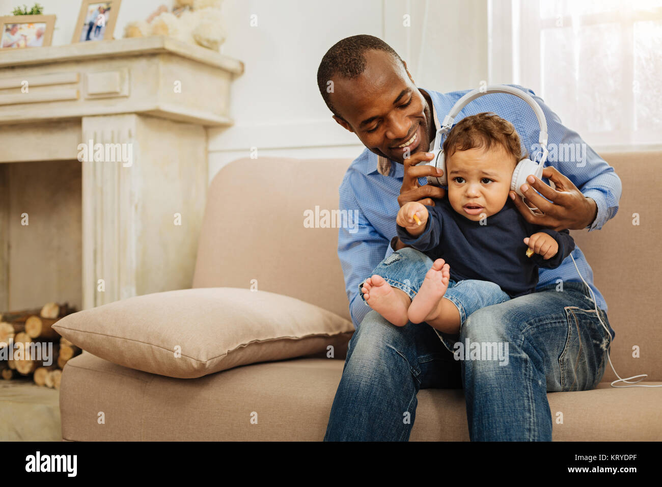 Petit Bebe D Ecouter De La Musique Avec Son Papa Photo Stock Alamy