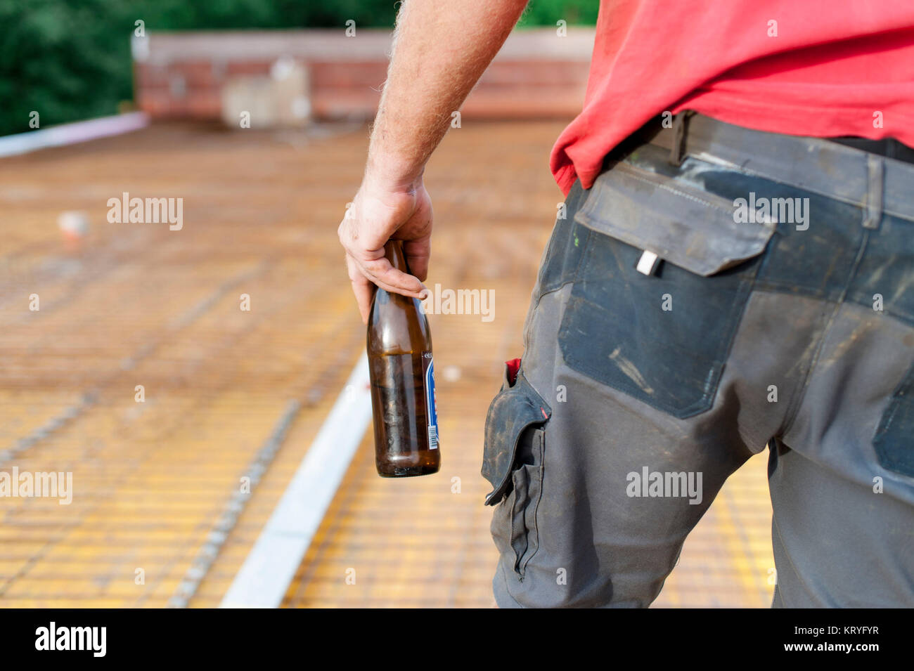 Bauarbeiter mit Bierflasche am Bau - building worker avec bouteille de bière au lot immeuble Banque D'Images