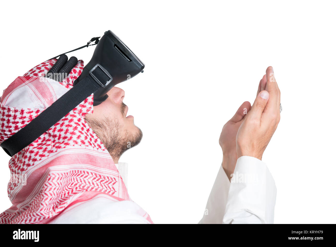 Jeune musulman guy essayer lunettes VR. Isolées. Fond de page. Banque D'Images