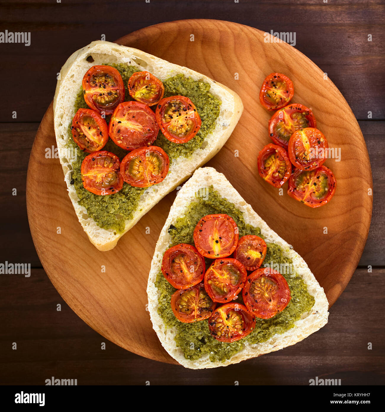 Pain au pesto et tomates rôties Banque D'Images