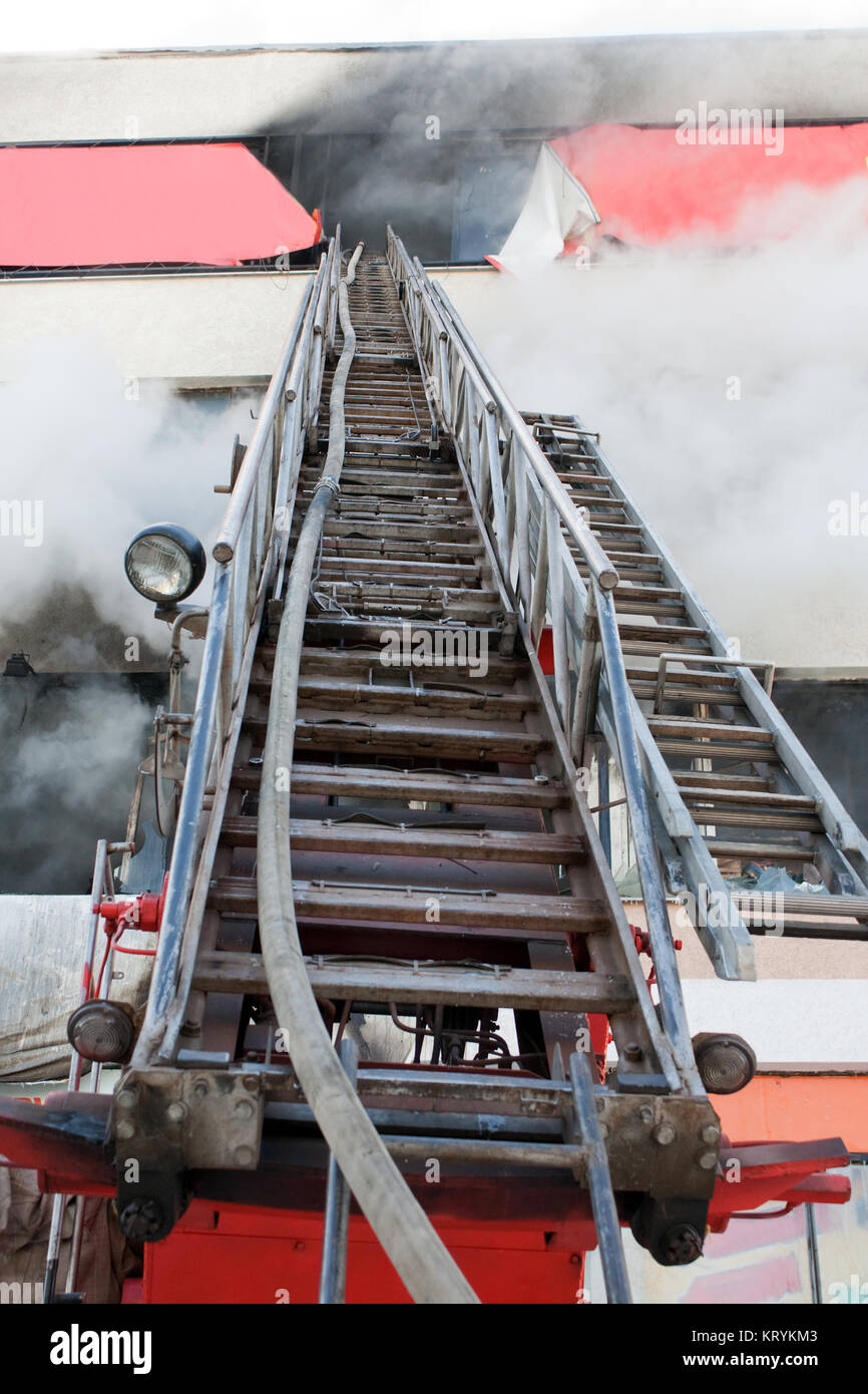 La fumée de feu échelle de secours pompier Banque D'Images