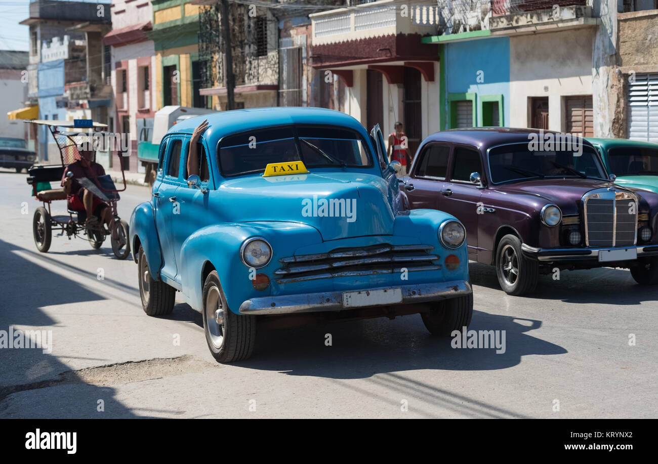 Scène de rue avec blue American vintage avec buick voiture dans la rue à Santa Clara Cuba - cuba reportage 2016 série Banque D'Images