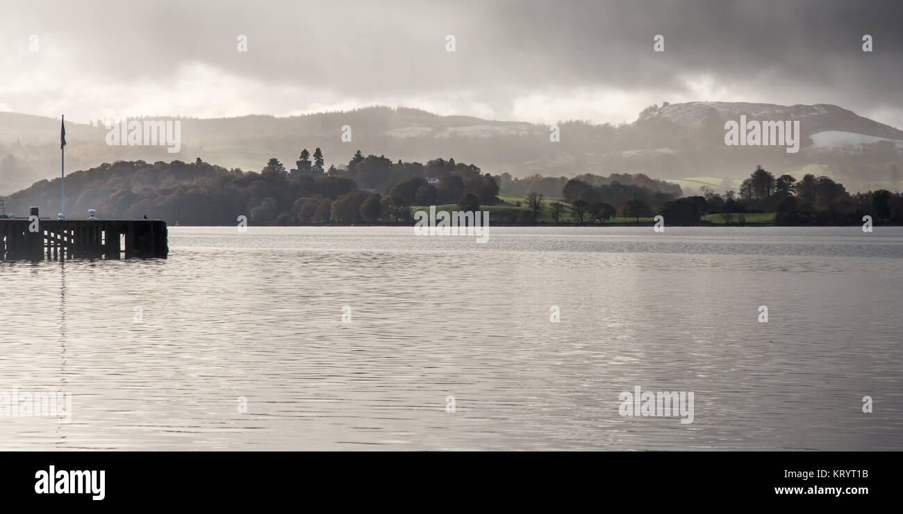 Forêt et Montagne paysage formulaire couches sur le lac Windermere à Ambleside en Angleterre's Lake District National Park. Banque D'Images