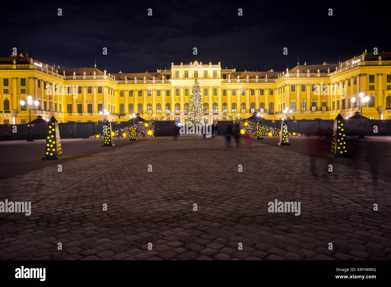 Voir l'illuminé du palais de Schönbrunn en période de Noël avec fairy lights decorated Christmas Tree au crépuscule de l'Avent. Banque D'Images