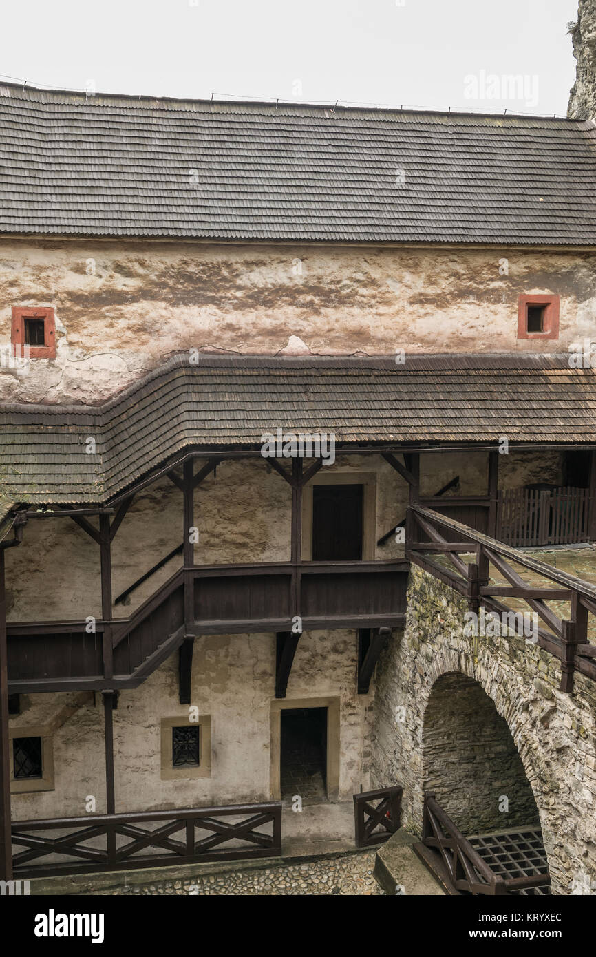 Château d'Orava cour avec escalier en bois Banque D'Images