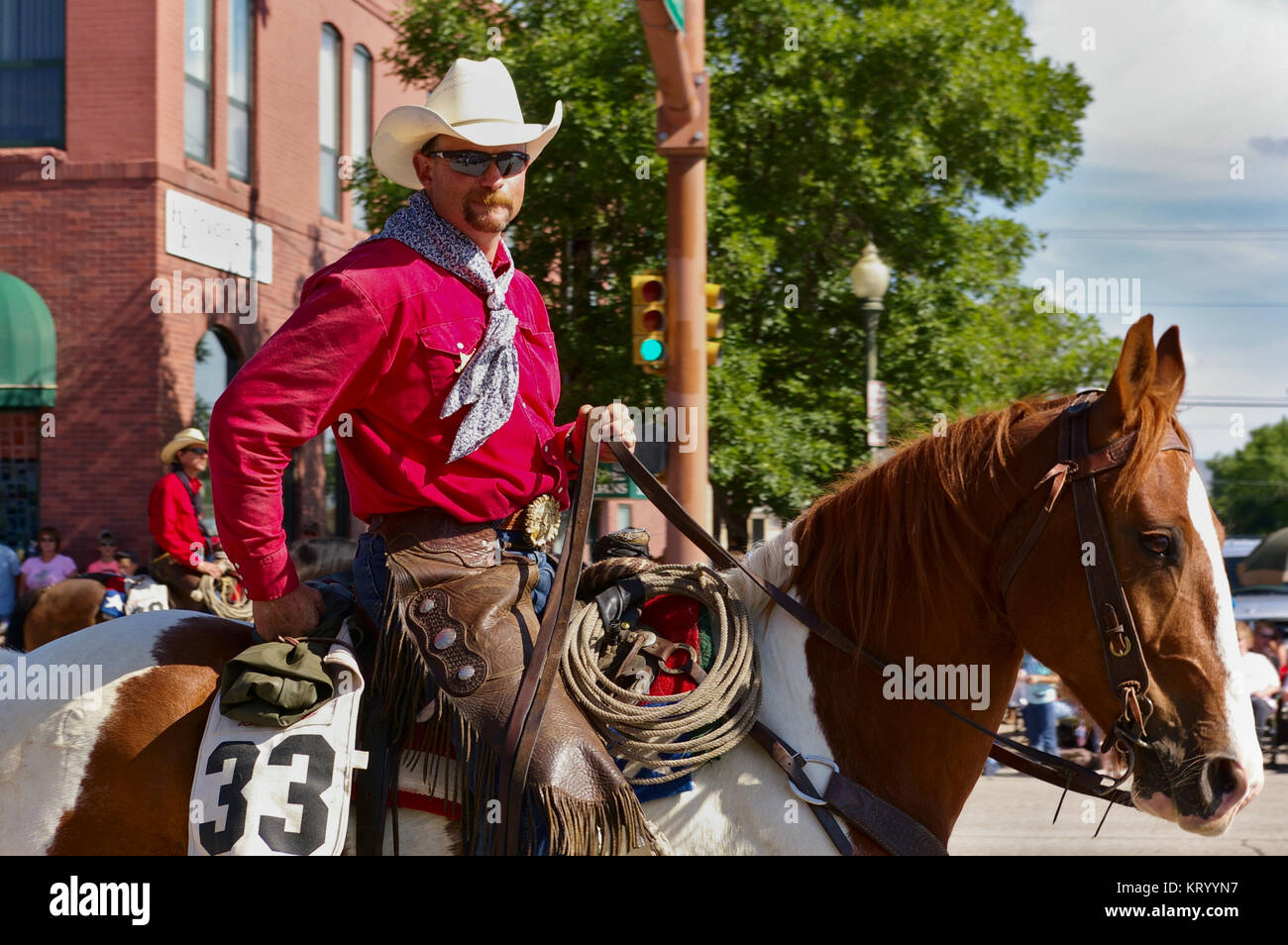 Cody, Wyoming, USA - chemise rouge vif avec cow-boy à cheval sur l ...