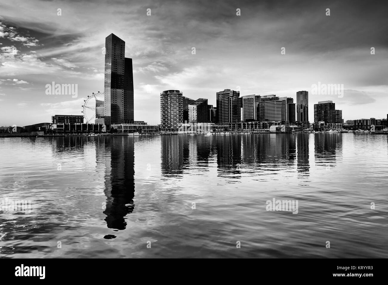 Noir blanc spectaculaire vue sur Docklands modernes hautes tours résidentielles et d'amusement dans les eaux en raison de la roue d'observation de la rivière Yarra à soleils Banque D'Images
