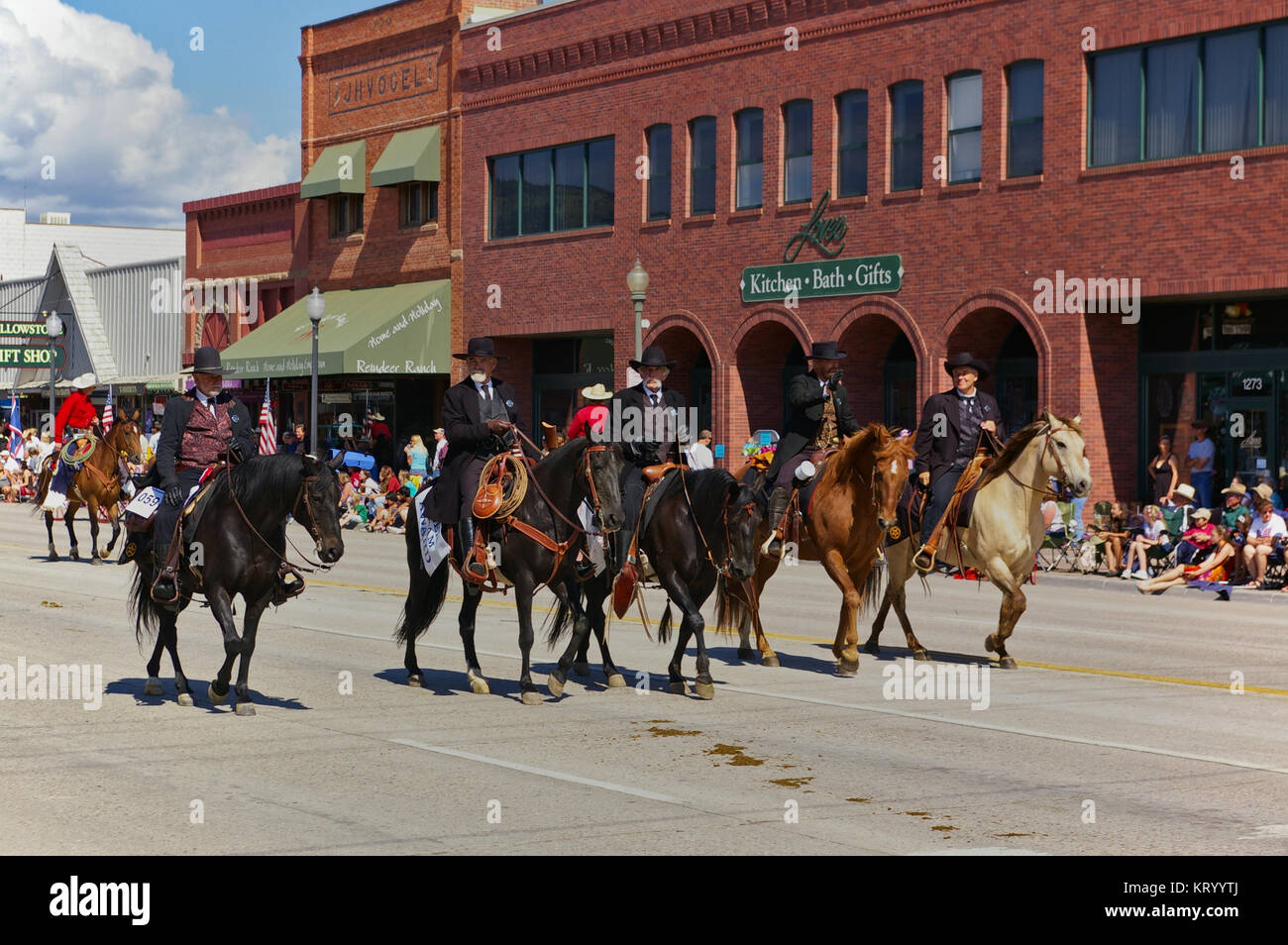 Cody, Wyoming, USA - 4 juillet 2009 - Quatre cavaliers vêtus de noir dépeignant Wyatt Earp, Virgil Earp, Morgan Earp et Doc Holliday participer à la Banque D'Images