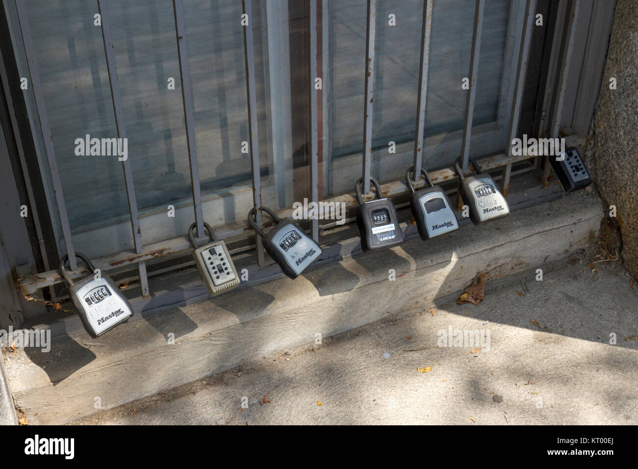 Boîte à clés airbnb Banque de photographies et d'images à haute résolution  - Alamy