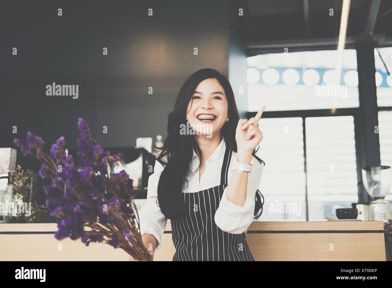 Propriétaire de petite entreprise holding tablet in coffee shop. asian female barista de porter un tablier à l'aide au touchpad dans bar cafe. service alimentaire, restaur Banque D'Images