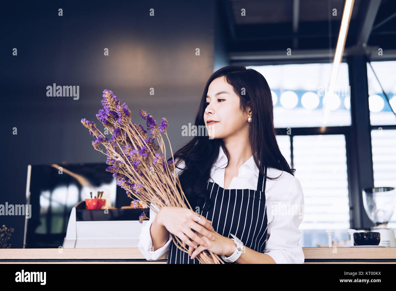 Propriétaire de petite entreprise holding tablet in coffee shop. asian female barista de porter un tablier à l'aide au touchpad dans bar cafe. service alimentaire, restaur Banque D'Images