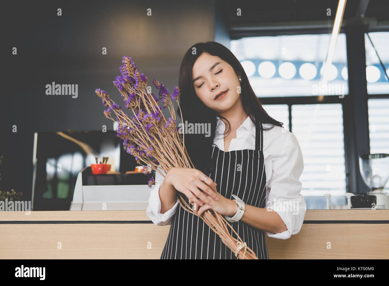 Propriétaire de petite entreprise holding tablet in coffee shop. asian female barista de porter un tablier à l'aide au touchpad dans bar cafe. service alimentaire, restaur Banque D'Images