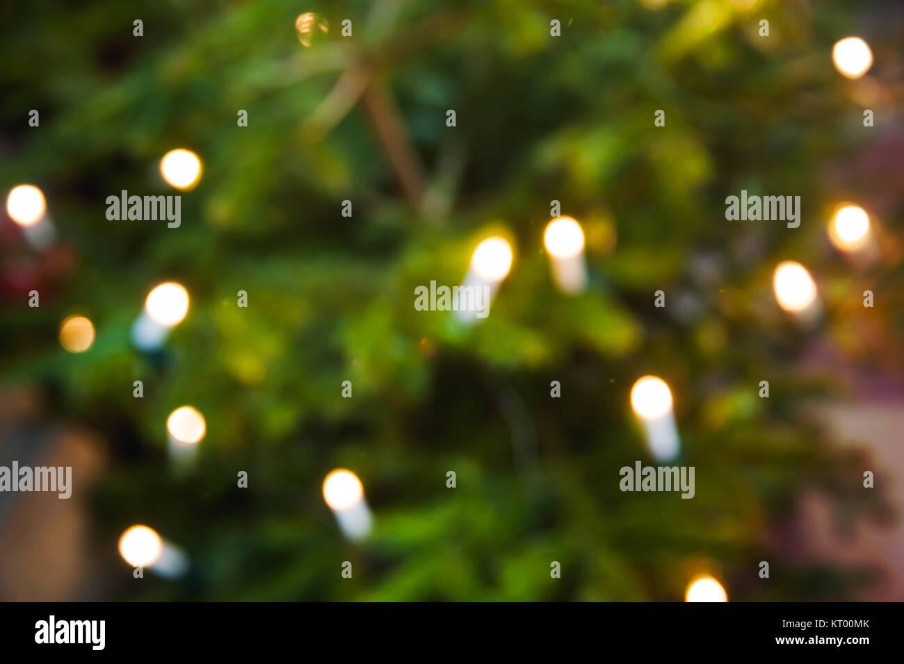 Résumé arrière-plan flou photo avec guirlande lumineux sur un arbre de Noël Banque D'Images