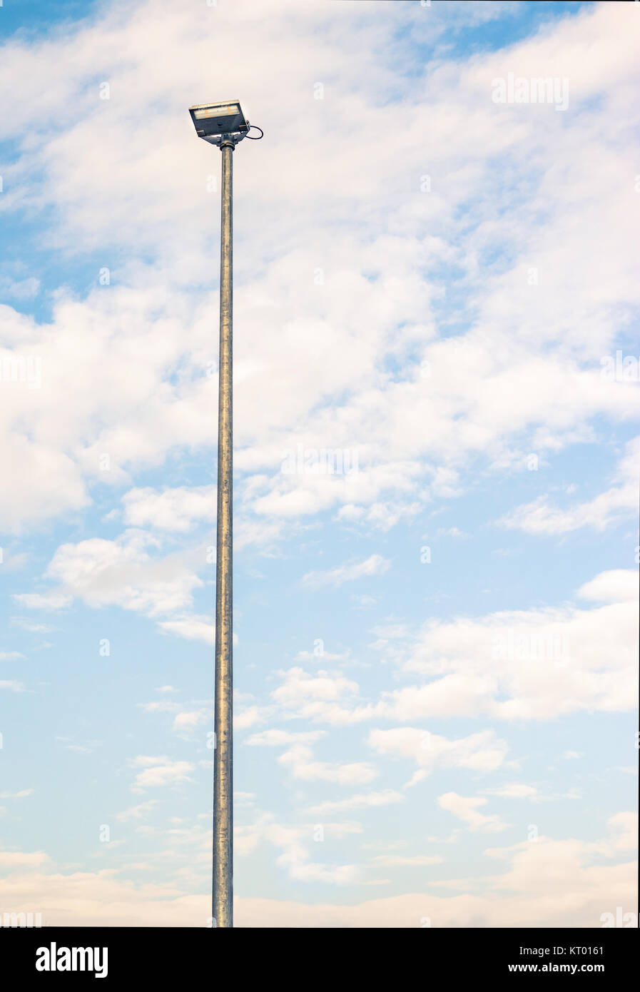 Lampe de rue en face d'un blue cloudy sky Banque D'Images